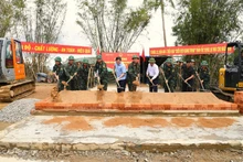 제5군구 지휘부는 닥락성 당국과 함께 호아틴 면 주민들을 위한 주택 건설 착공식에 참석했다.
