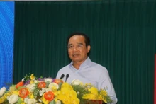 응우옌 반 즈억 호찌민시 인민위원회 위원장이 회의에서 발언하고 있다.