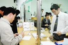 베트남외상은행(Vietcombank)에서의 거래 모습. (사진: 응우옛 아잉)