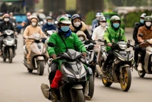 하노이 시내를 오가는 시민들. (사진: Duy Linh)