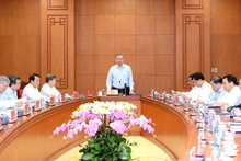 또 람 당 서기장이 업무 회의에서 발언하고 있다