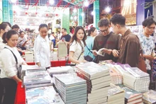 2026년 호찌민시에서 열린 설날 도서 거리 축제가 많은 젊은 독자들의 발길을 끌고 있다. (사진: 투이 빈)