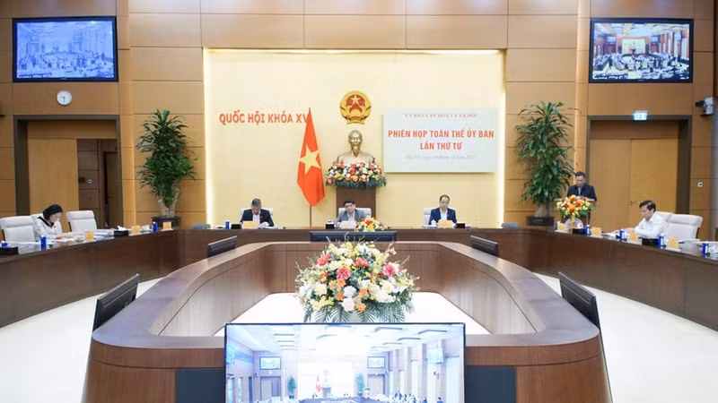 2025년 11월에 열린 문화사회위원회 제4차 전체회의 (사진: Quochoi.vn)