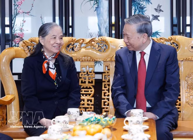 또 럼(당 서기장)이 고(故) 응우옌 푸 쫑(Nguyen Phu Trong) 전 당 서기장의 부인과 대화하고 있다. (사진: VNA)