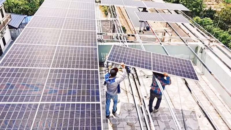 옥상에 태양광 패널을 설치하는 모습. (사진: TRUNG NAM SOLAR)