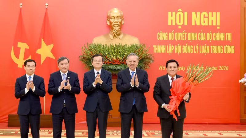 또 럼 당 서기장이 2026~2031년 임기 중앙이론위원회 설립 결정을 위원회 지도부에 전달하고 박수를 보내고 있다.
