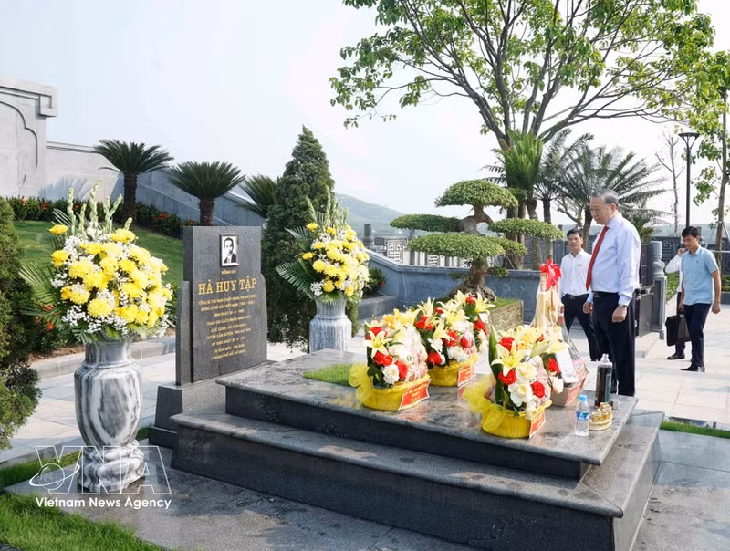 또 럼 당 중앙위원회 서기장 겸 국가주석이 고(故) 하후이떱(Hà Huy Tập) 전 당 서기장에게 경의를 표하고 있다. (사진: VNA)