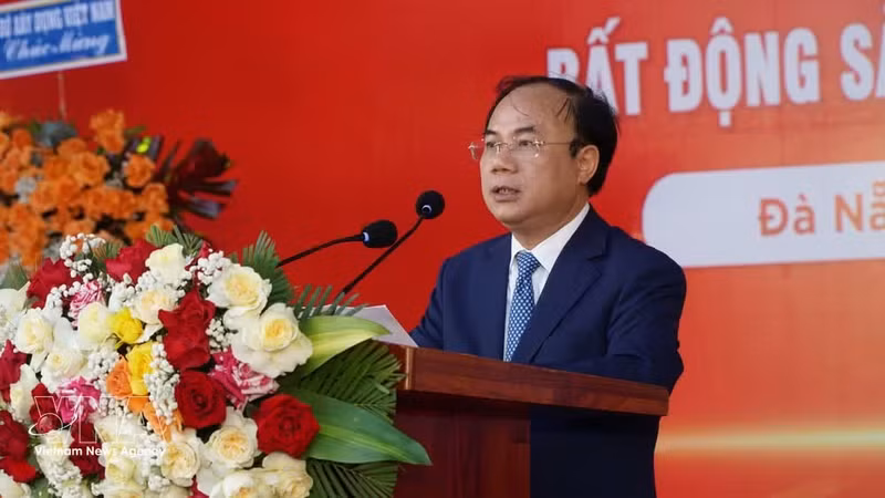 응우옌 반 신 베트남 건설부 차관이 2026년 다낭 비엣빌드 국제전시회 개막식에서 연설하고 있다. (사진: VNA)