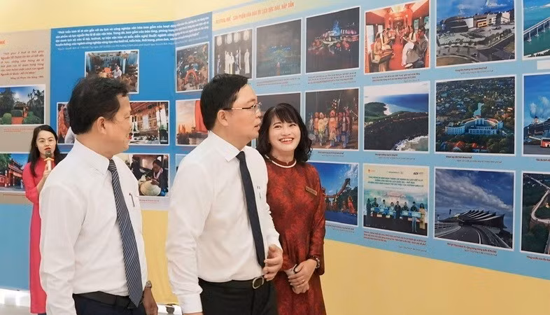 전시회를 찾은 관람객들.