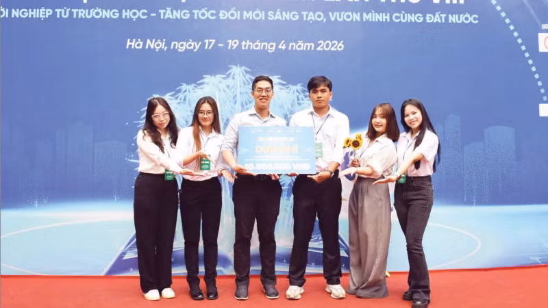 2026 전국 학생 창업의 날(SV.STARTUP)에서 수상의 영예를 안은 호찌민시 국립대학 학생들.
