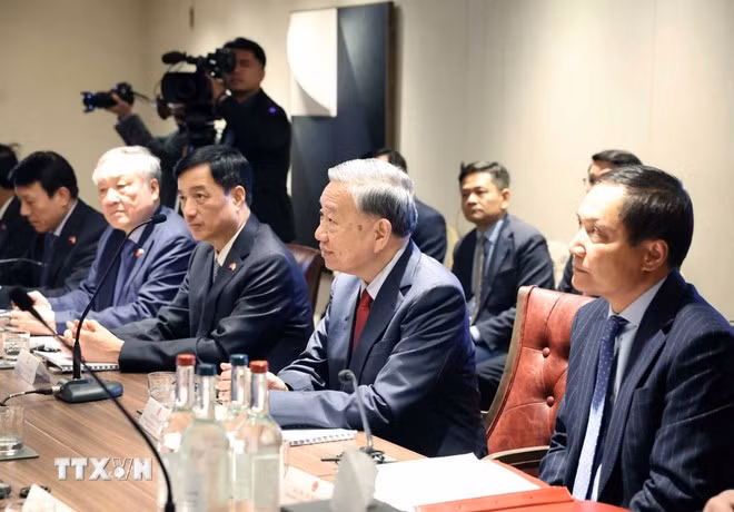 또 럼 베트남 공산당 서기장이 런던에서 열린 인공지능 및 기술 관련 세미나에 참석했다 (사진: VNA)