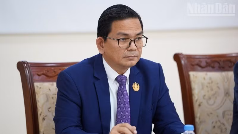 베트남통신과 인터뷰를 하는 킨 피아 캄보디아 국제관계연구소(CIIR) 소장. (사진: NDO)