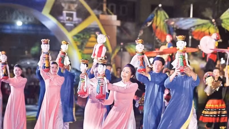 닌빈성에서 열린 호아르 축제 공연. (사진: 당 코아)