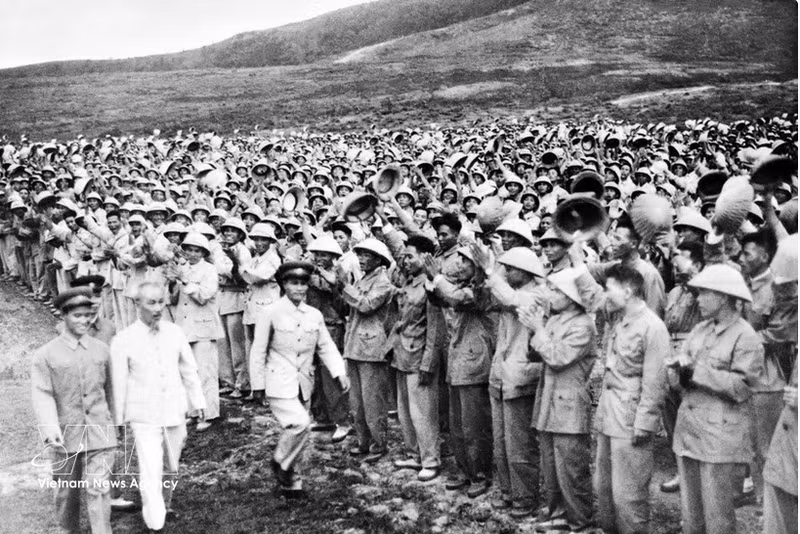 호찌민 주석이 1957년 6월 남부 전장으로 복귀하기 전, 북부에 재편성된 남부 군부대를 방문해 훈련 상황을 점검하고 있다. (사진: VNA)