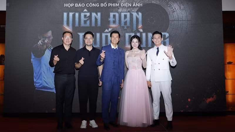 올림픽 챔피언 호앙 쑤언 빈(맨 오른쪽)이 영화 출연진 및 제작진과 함께 포즈를 취하고 있다.