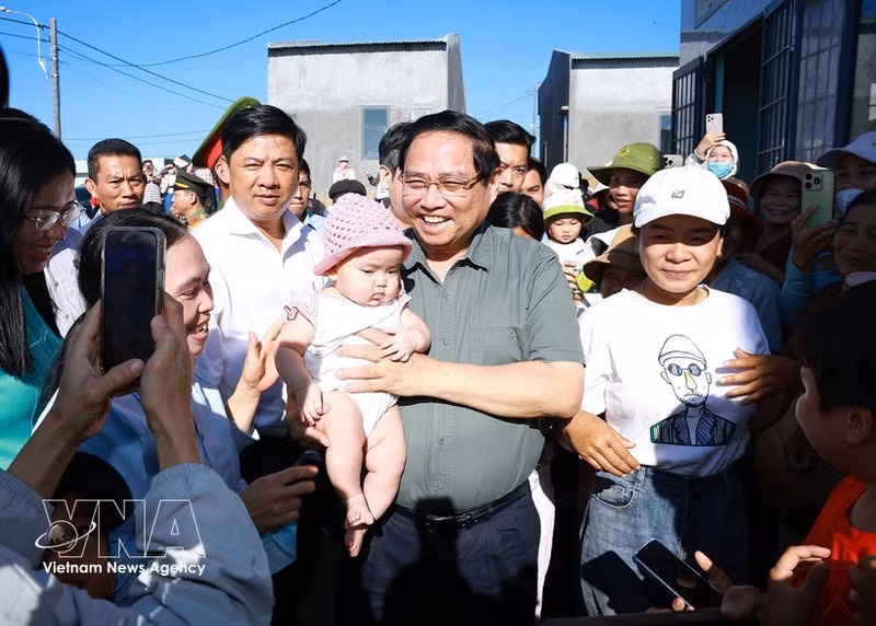 팜 민 찐(Pham Minh Chinh) 베트남 총리는 3월 1일 닥락성 뚜이안남(Tuy An Nam) 코뮌 꽝득(Quang Duc) 이주민 정착지를 방문해 주민들에게 설 인사를 전했다. (사진: VNA)