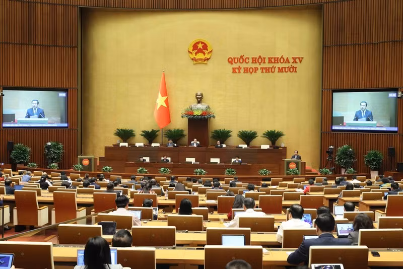 국회의원들이 제15기 국회 제10차 회기에서 본회의장에서 토론에 참여하고 있다(사진: VNA)