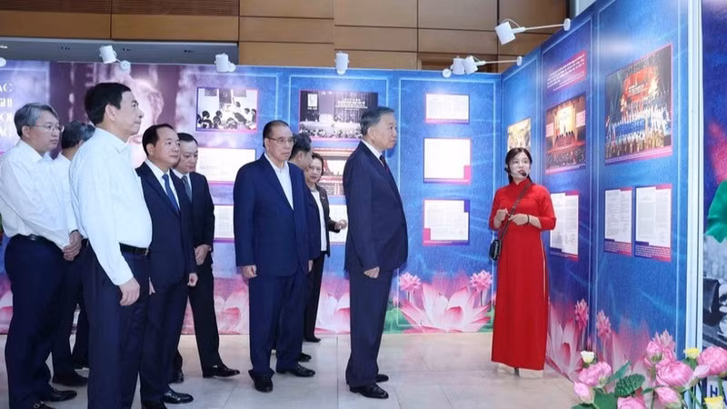 또 럼 베트남 공산당 중앙위원회 서기장 겸 국가주석과 당 및 국가 지도자들이 3일 ‘소박하지만 고귀한 모범사례’를 주제로 열린 전시회를 둘러보고 있다. (사진: VNA)