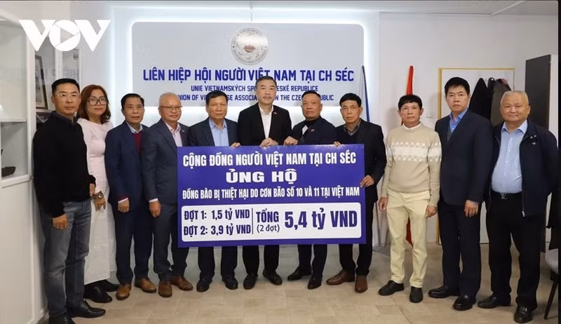 체코 베트남협회 연합회가 베트남 조국전선 중앙위원회 대표에게 54억 동을 전달하고 있다. (사진: vov.vn)