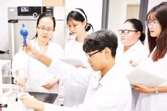  과학 연구 실습을 진행하는 하노이 베트남국립대학교 학생들.