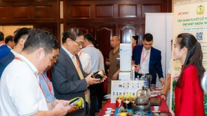 3자 협력은 투명하고 책임감 있으며 지속 가능한 디지털 무역 활동의 관리 및 발전에 기여한다 (사진 설명 - 출처: 빅 리엔)