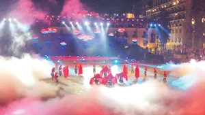 사파에서 열린 대규모 라이브 퍼포먼스 아트 프로그램. (사진: 루 마이)