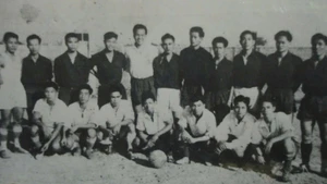 프랑스 군함 뒤몽 뒤르빌호에 승선한 선원들과의 친선 경기에나선 하이퐁 축구팀. (출처: 자료사진)