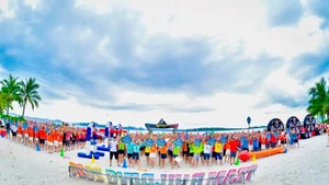 꽝닌 하롱에서 열린 MICE 단체의 해변 팀빌딩 활동. (사진: HUE VU)