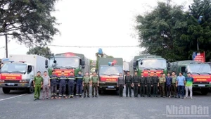 최근 홍수로 큰 피해를 입은 카인호아 주민들에게 전달될 신선한 채소 약 34톤을 실은 트럭들이 출발 준비를 마쳤다.