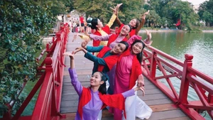 공공 댄스 ‘핸드 인 핸드’는 연대와 단합의 메시지를 전달한다.