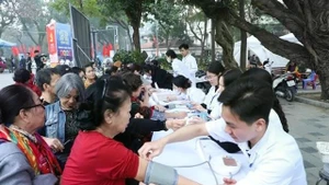 혈압을 측정받고 있는 노인들.(사진: VNA)