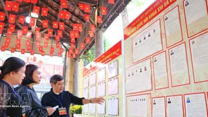 투표 준비가 대부분 완료된 하노이 꾸아남동 쭝브엉 중학교 제5투표소. (사진: VNA)