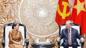 또 럼 당서기장이 멘 삼 안 캄보디아 인민당(CPP) 부주석을 접견하고 있다. (사진: VNA)