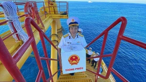 해군 제2해군구 소속 장병들이 선거를 준비하기 위해 투표함을 해상 플랫폼으로 운반하고 있다. (사진: NDO)