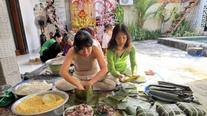 정사각형 쯩떡은 바나나 잎으로 포장된다.