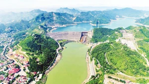 상공에서 내려다본 호아빈 수력발전소. (사진: 디엔 하)