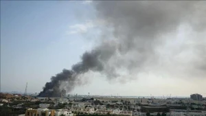 지난 2월 28일 이란 미사일이 바레인 마나마에 위치한 미 해군 제5함대 본부를 타격한 후 연기가 피어오르고 있다. (사진: AA/VNA)