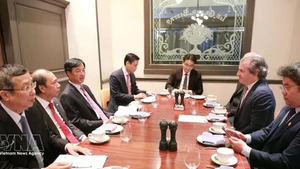 응우옌 주이 응옥(왼쪽에서 세 번째) 정치국 위원 겸 중앙 과학·기술·혁신·디지털전환 지도위원회 부위원장이 로젠 파트너스 대표단과의 업무 회의를 주재하고 있다. (사진: VNA)