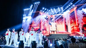 이 행사는 인민일보와 하노이 인민위원회가 공동으로 주최하는 대규모 문화예술 행사입니다.