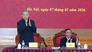 또럼 베트남 공산당 서기장이 중앙정책전략 위원회와의 업무 회의를 주재하고 있다.