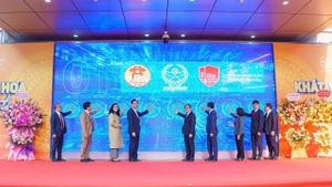 교사들이 학생들에게 디지털 학교 관리 시스템 사용법을 안내하고 있다. (사진: NDO)