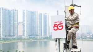 5G 기지국을 설치하는 비엣텔 기술자들. (사진: NDO)
