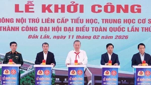 또럼 서기장(가운데)과 다른 대표들이 에아록 초·중등 기숙학교 건설사업의 착공 버튼을 누르고 있다. (사진: VNA)