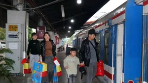 설을 맞아 귀성객들이 호찌민시에서 출발하는 노동조합 특별열차에 오르고 있다. 노동조합연맹이 지원한 이번 프로그램에 따라 약 3,000명 노동자 귀성길에 오를 것으로 알려졌다. (사진: VNA)