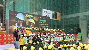 각 부서와 시공사 대표들이 건설 현장에서 근로자들과 기쁨을 나누고 있다.