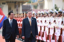 또럼 베트남 공산당 서기장(오른쪽)과 훈센 캄보디아 상임상무위원이 캄보디아 왕립군 의장대를 사열하고 있다. (사진: VNA)