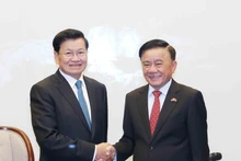 쩐 껌 뚜 당 중앙위원회 서기국 상임위원 겸 정치국 위원이 통룬 시술릿 라오스 인민혁명당 총서기 겸 국가주석에게 작별 인사를 하고 있다. (사진: VNA)