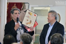 지난해 10월 프랑스 중부 외르에루아르 주의 레빌라주보베앙 면 보브 마을에서 열린 프랑스와 베트남 국민 간의 연대와 우정을 기리는 행사에서 외르에루아르 프랑스-베트남 우호협회 지부장 질베르 트네즈(왼쪽)가 베트남과의 연대와 우정에 대한 소회를 밝히고 있다. (사진: NDO)