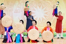 베트남 인형극장이 룽꾸 소수민족 기숙 중학교에서 ‘봄 축제’ 프로그램을 공연하는 모습.