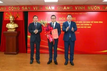 베트남 공산당 중앙위원이자 베트남 조국전선 및 중앙 대중단체 당위원인 레꿕민 인민일보(년전) 사장 겸 베트남기자협회 회장이 2025-2030년 임기의 베트남기자협회 당위원회 서기로 임명됐다. 사진은 임명장을 전달받는 레꿕민 사장.